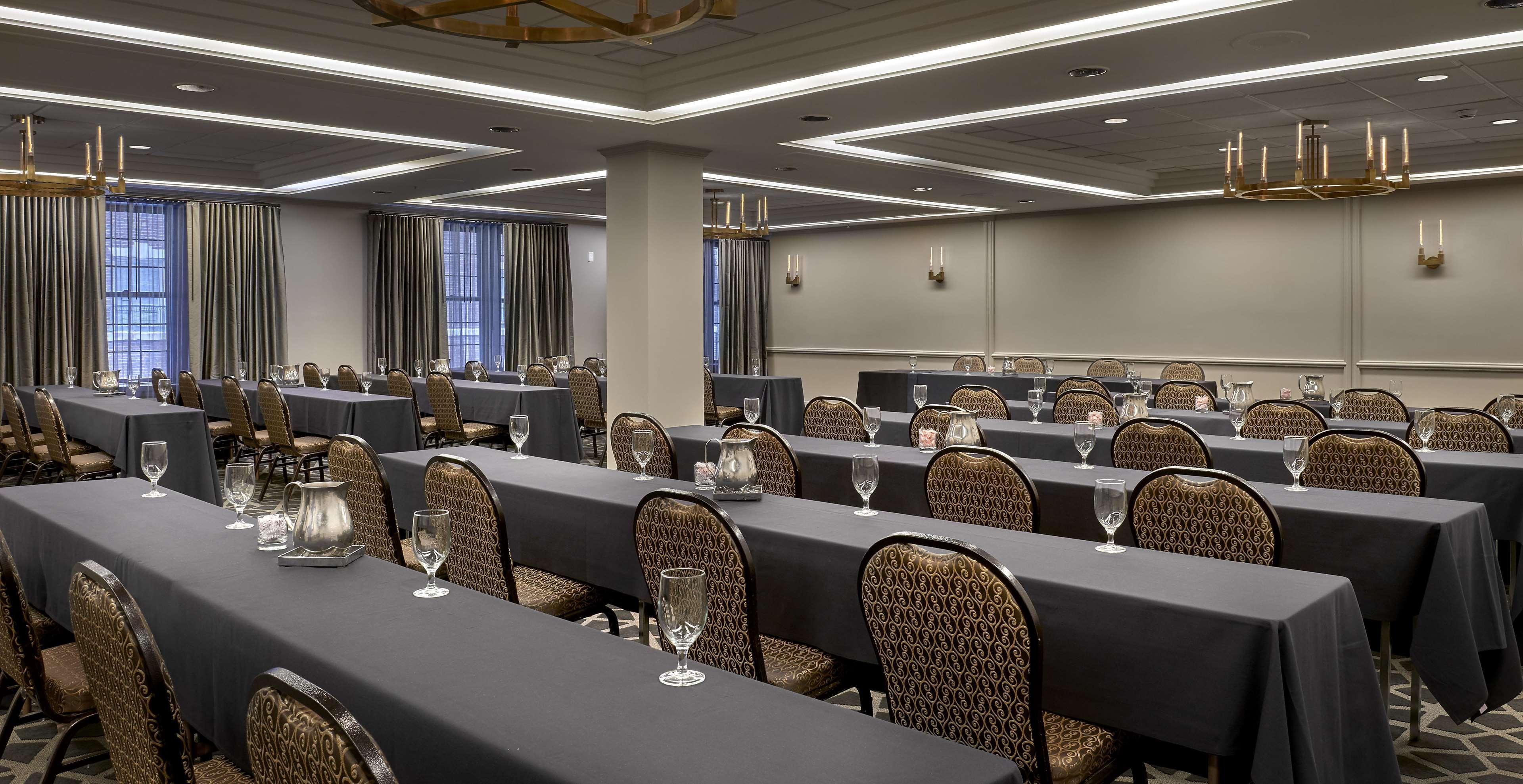 Hotel Phillips Kansas City, Curio Collection By Hilton Εξωτερικό φωτογραφία
